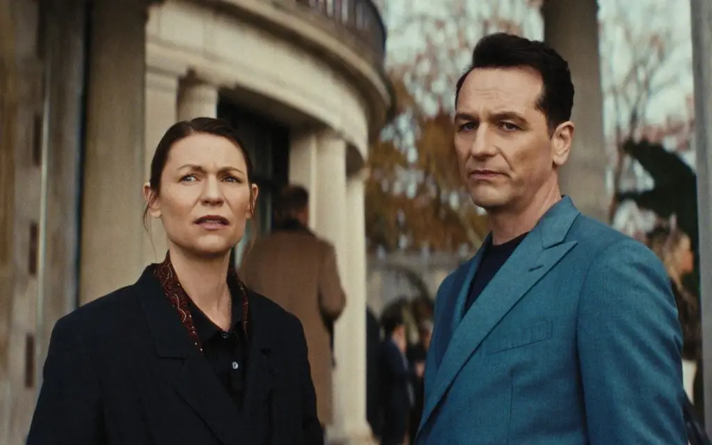 Matthew Rhys e Claire Danes mentre recitano nella miniserie The Beast in Me